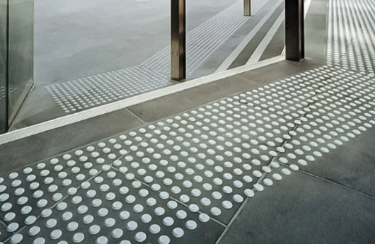 Avis d'experts sur le pavage tactile : réglementations et conseils